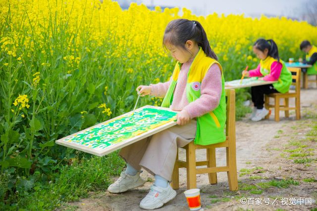 江苏南通:如皋市西城幼儿园小朋友,油菜花田"画春天"